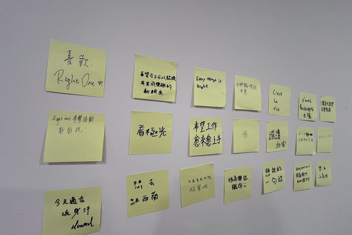 白牆上整齊貼著二十多張黃色便利貼，寫著「喜歡 Right One」「想去紐西蘭」「希望工作愈來愈上手」等手寫句子